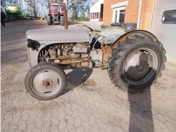 Farm tractor MASSEY FERGUSON