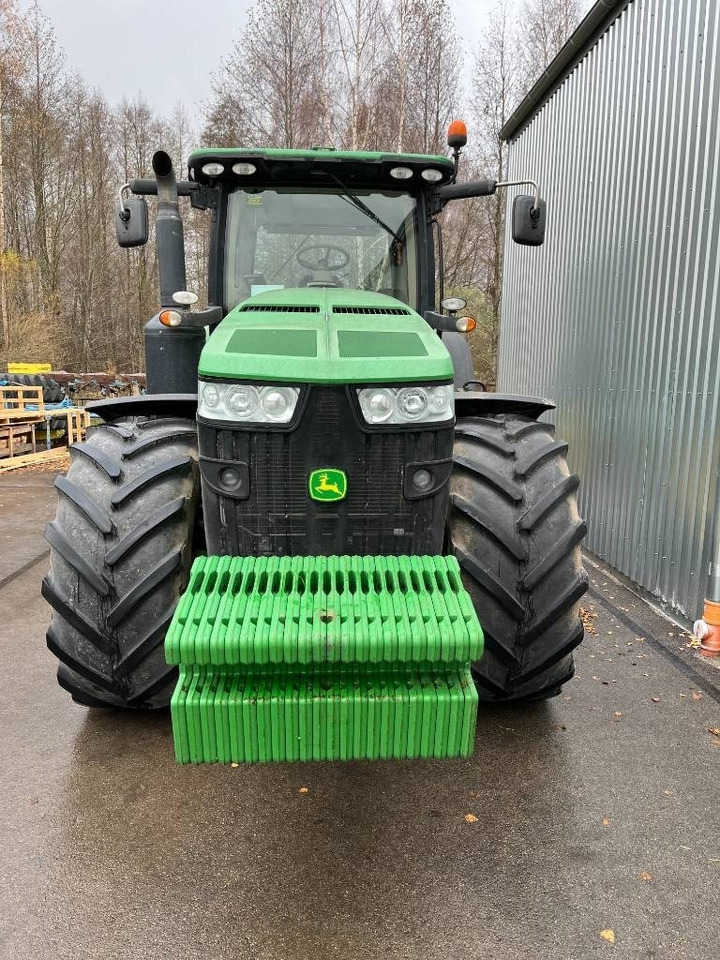 Farm tractor John Deere 8320 R: picture 8