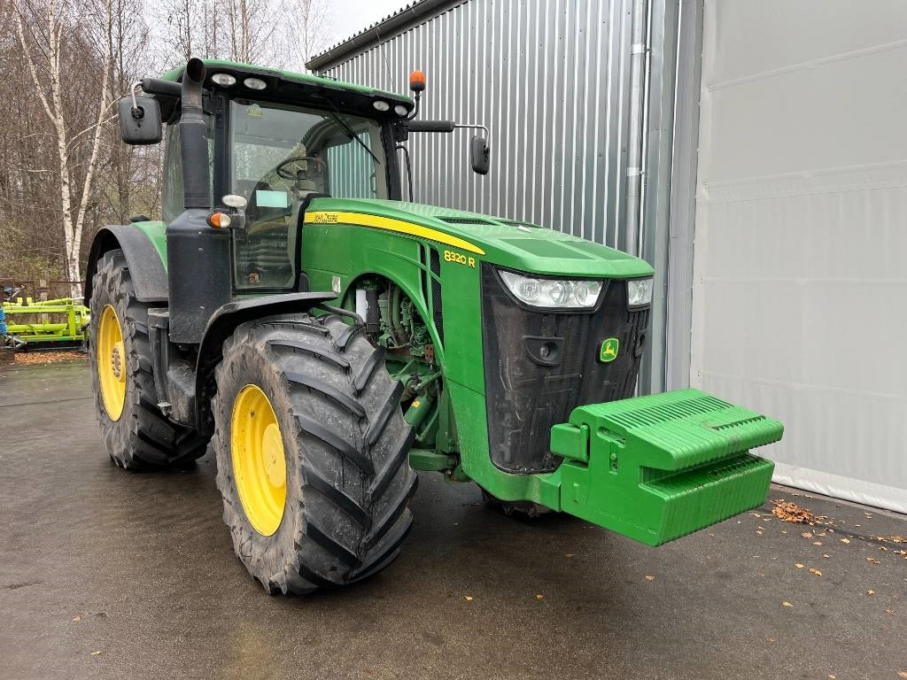 Farm tractor John Deere 8320 R: picture 7