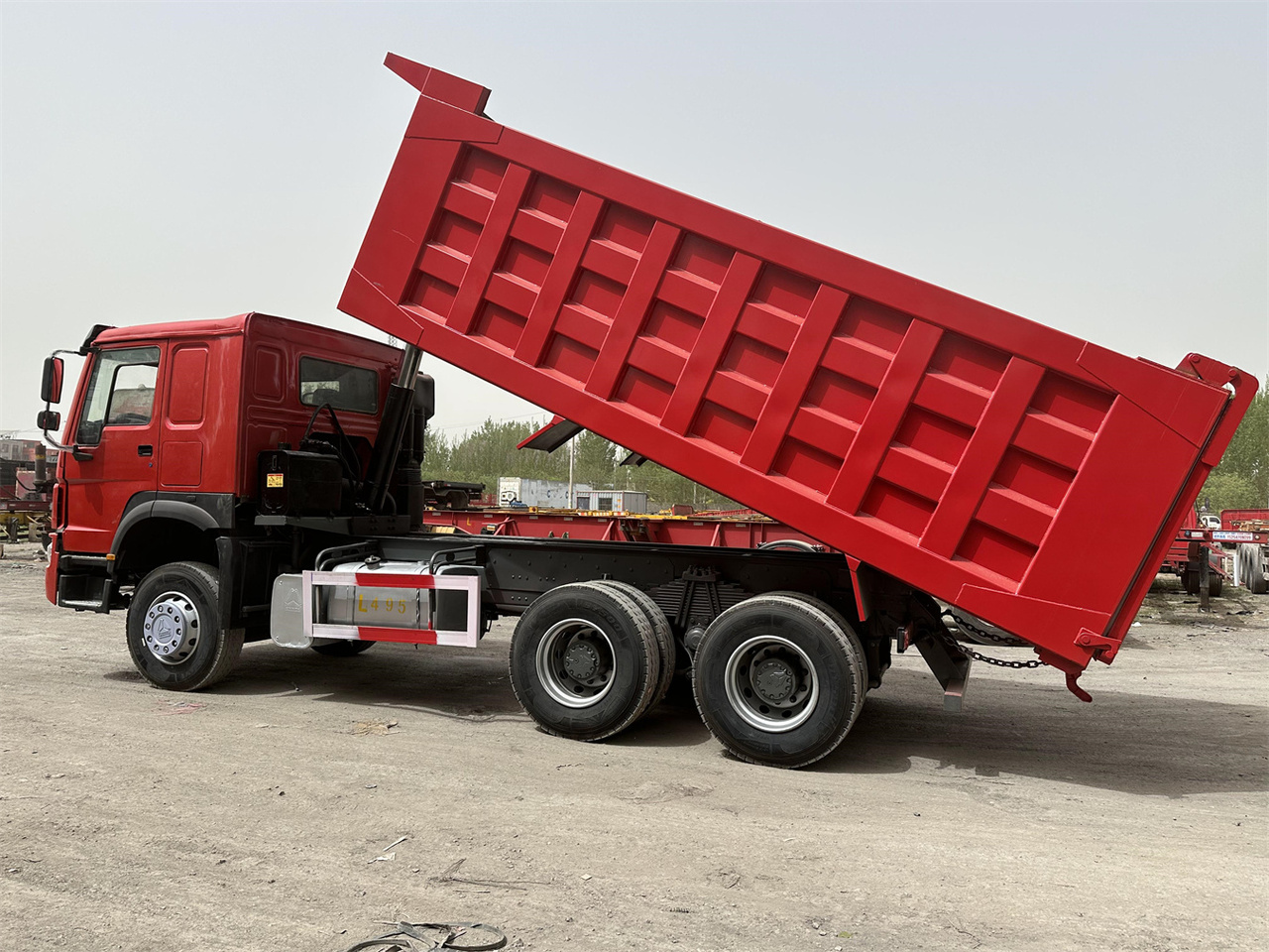 Tipper for transportation of silos SINOTRUK Howo Dump truck 371: picture 6